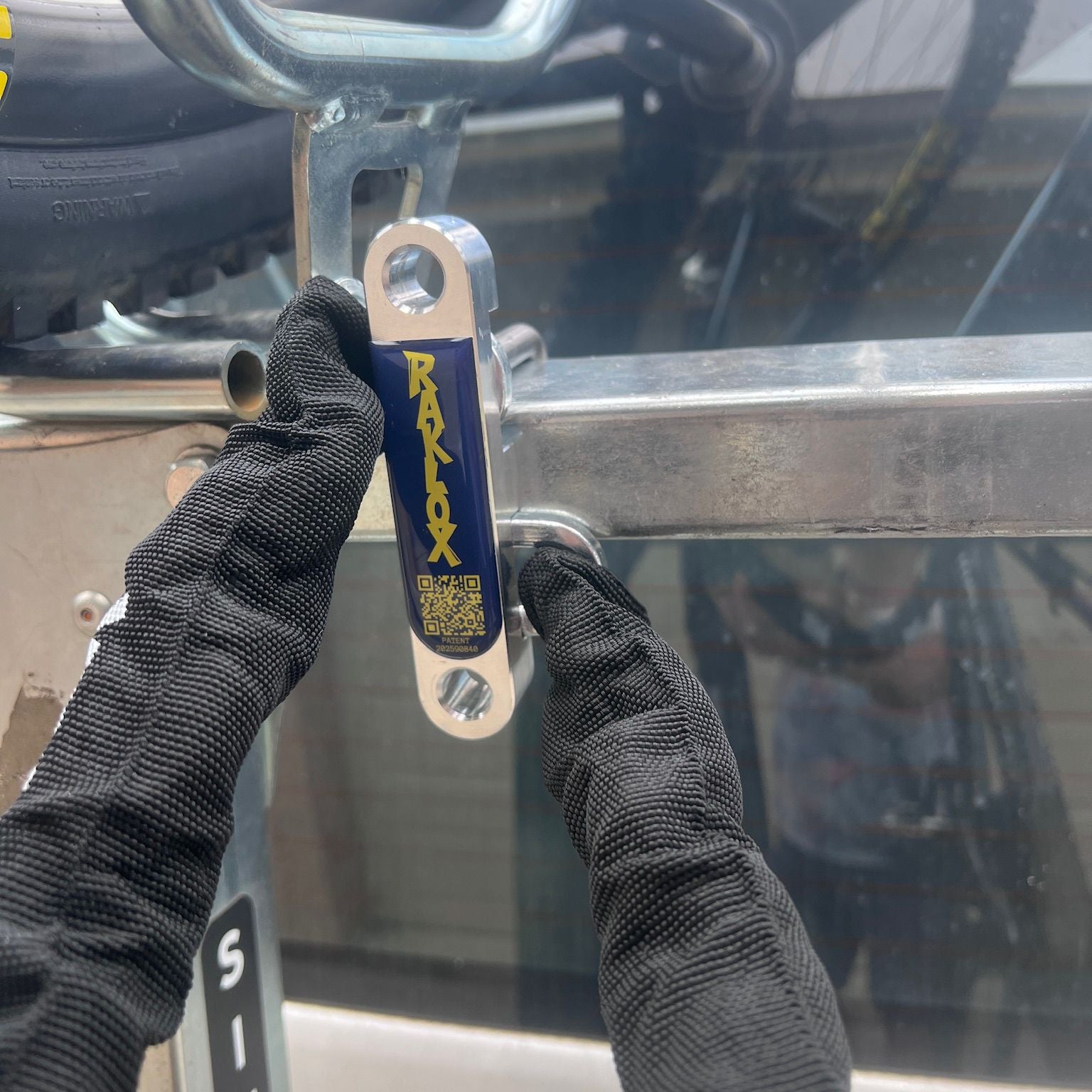 rack mounted bracket that can lock 2 bikes