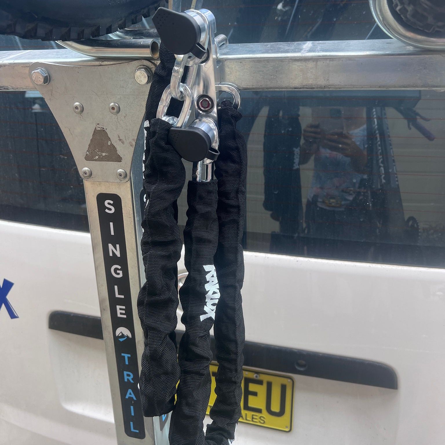 1 bracket and 2 chains can lock 2 bike at the same time